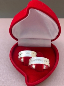 Par de aliança de prata reta anatômica com acabamento diamantado e friso central 6mm