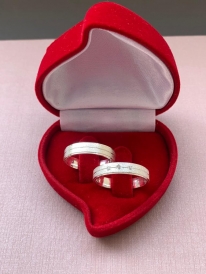 Par de aliança de prata masculina anatômica reta fosca risco central