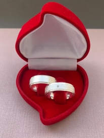 Par de aliança de prata reta anatômica com acabamento diamantado e corte nas laterais 6mm