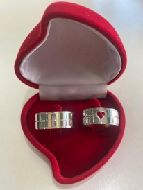 Par de aliança de prata reta anatômica lisa com cortes laterais e friso 8mm