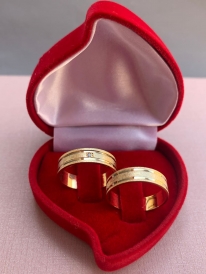 Par de aliança de ouro 12k reto por dentro e fora com dois frisos e diamantado 5mm