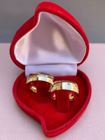 Par de aliança de ouro 18k reta por dentro e abaulada por fora com friso transversal 6mm