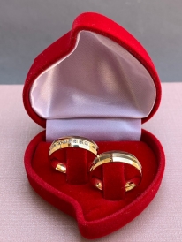 Par de aliança de ouro 18k reto abaulado com friso central de 1,5 5mm