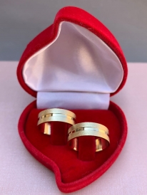 Par de aliança de ouro 18k reto reto com friso de 1,5 central  e diamantado 6mm