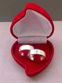 Par de aliança de prata reta anatômica lisa com cortes laterais 6mm