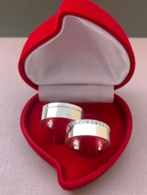 Par de aliança de prata reta anatômica lisa com friso 7mm