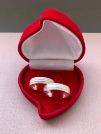 Par de aliança de prata abaulada com 3 frisos e aabamento diamantado, anatômica 5mm