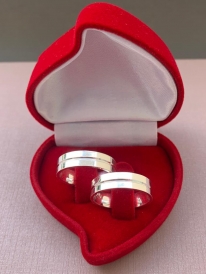 Par de aliança de prata reta anatômica lisa com friso central 6mm