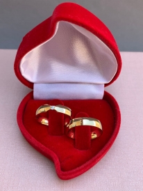 Par de aliança de ouro 12k reto por dentro e abaulado por fora com ilha na feminina 4mm