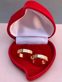 Par de aliança de ouro 12k, reto com canto vivo e friso central 4mm