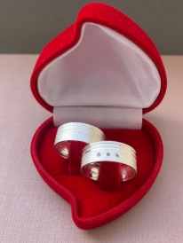 Par de aliança de prata reta anatômica com acabamento diamantado e 2 frisos 8mm