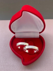 Par de aliança de prata masculina anatômica reta canto quebrado risco central