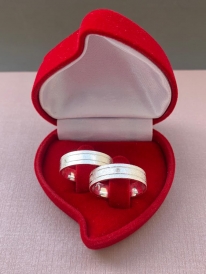 Par de aliança de prata reta anatômica com acabamento diamantado e  2 frisos 5 mm