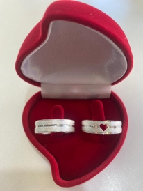 Par de aliança de prata reta anatômica com acabamento diamantado corte nas laterais e friso 6mm