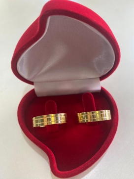 Par de aliança de ouro 12k reto por fora e por dentro com dois frisos 5mm