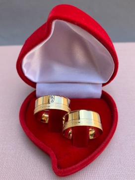 Par de aliança de ouro 12k anatômico e reto por fora com dois frisos e acabamento diamantado 8mm
