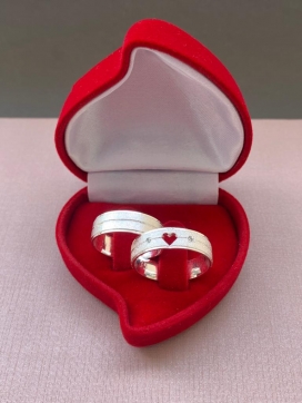 Par de aliança de prata reta anatômica com acabamento diamantado corte lateral e friso 6mm