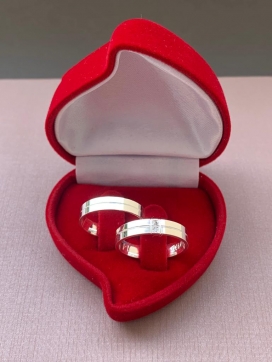 Par de aliança prata anatômica reta risco central