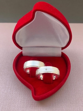 Par de aliança de prata reta anatômica com acabamento diamantado e corte nas laterais 6mm