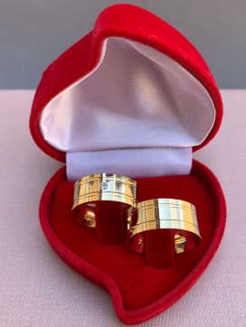 Par de aliança de ouro 12k anatômico reto com frisos laterais 8mm