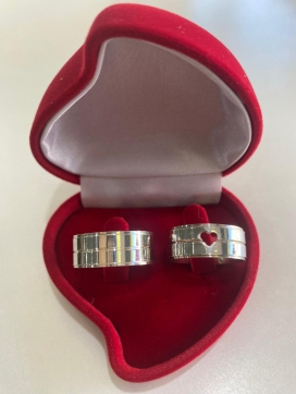 Par de aliança de prata reta anatômica lisa com cortes laterais e friso 8mm