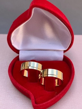 Par de aliança de ouro 18k reto por dentro e por fora com corte lateral 6mm