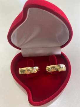 Par de aliança de ouro 12k reta por dentro  abaulada por fora com dois frisos 5mm
