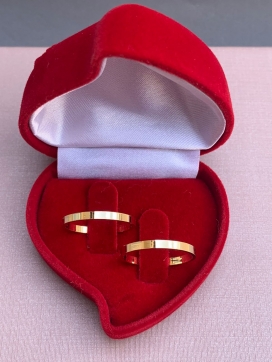 Par de aliança de ouro 18k reta por fora e reta por dentro 2mm