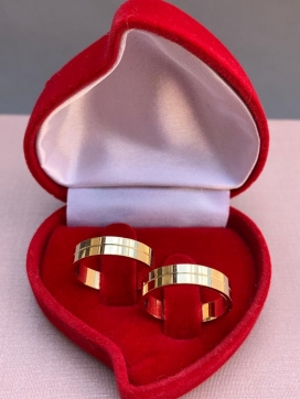 Par de aliança de ouro 18k reto reto com friso central 4mm
