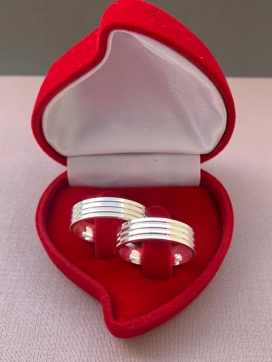 Par de aliança de prata reta anatômica lisa com 3 frisos 6mm