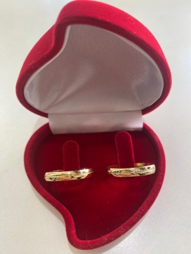 Par de aliança de ouro 18k reta abaulada por fora com friso central  3mm