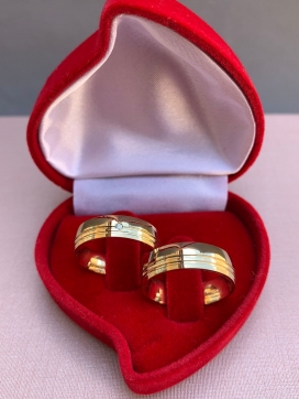 Par de aliança de ouro 18k reto e abaulado suave por fora com dois frisos 5mm