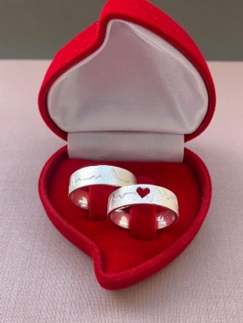 Par de aliança de prata reta anatômica com acabamento diamantado e batidas de coração 6mm