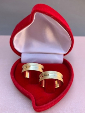 Par de aliança de ouro 12k reto reto com friso de 1,5 central e diamantado 6mm