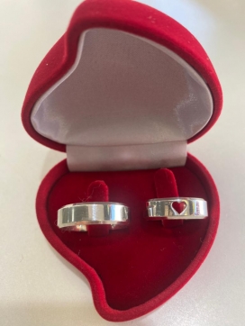 Par de aliança de prata reta anatômica lisa com canto quebrado 6mm