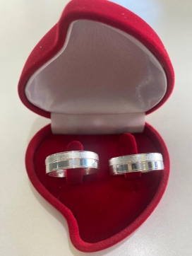 Par de aliança de prata reta anatômica com acabamento em metade diamantado e friso 6mm