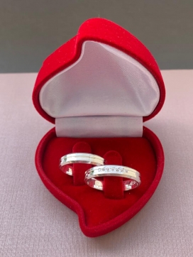 Par de aliança de prata masculina anatômica reta canto quebrado risco central