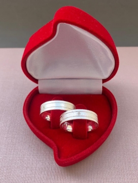 Par de aliança de prata reta anatômica com acabamento diamantado e  2 frisos 5 mm